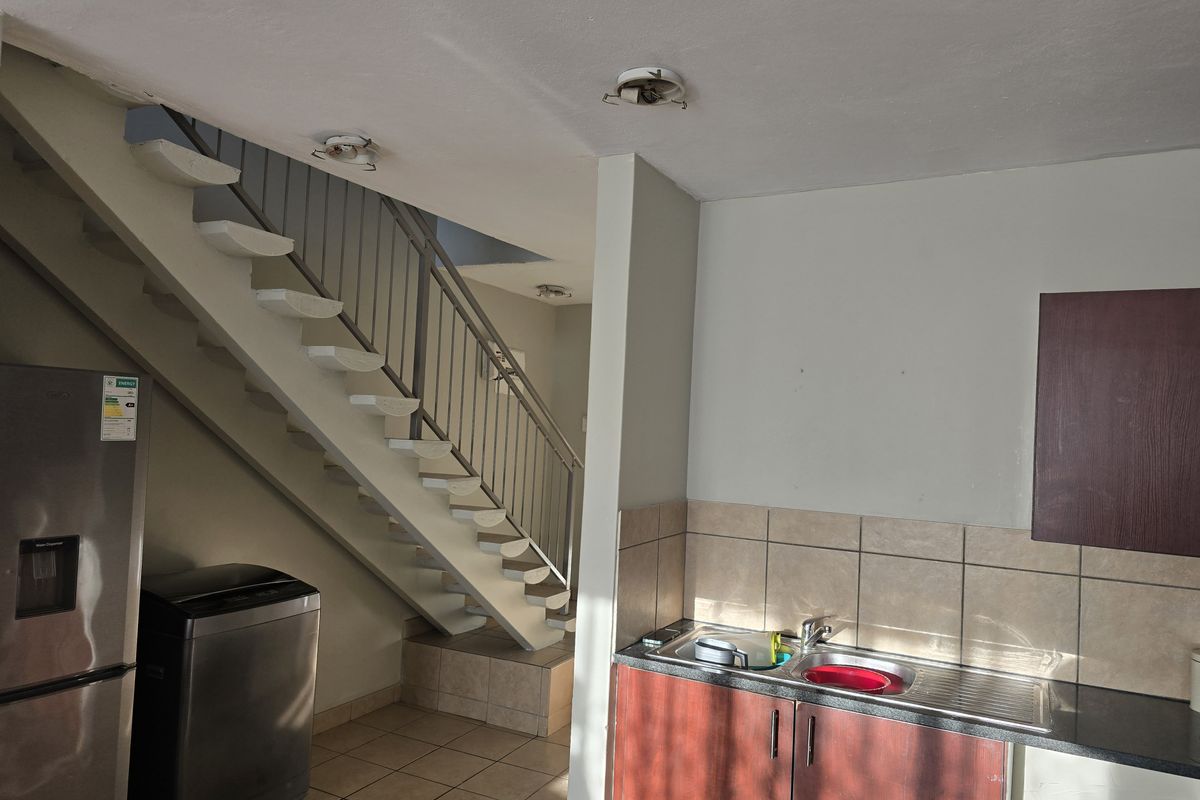 Modern 3-Bedroom Townhouse in Secure Complex - Photo 4