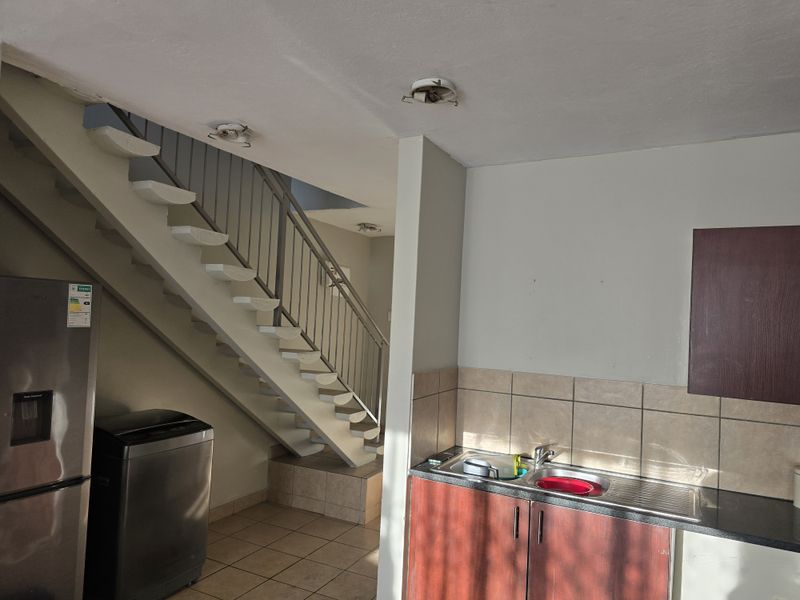 Modern 3-Bedroom Townhouse in Secure Complex - Photo 4