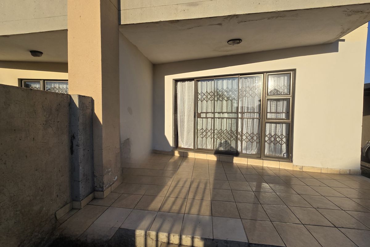 Modern 3-Bedroom Townhouse in Secure Complex - Photo 3