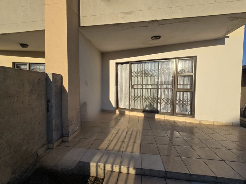 Modern 3-Bedroom Townhouse in Secure Complex - Photo 3