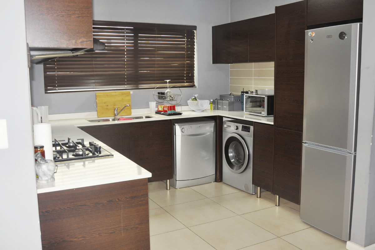 Modern 2-Bed, 2-Bath Unit in Highly Sought-After Complex in Kyalami Hills! - Photo 5