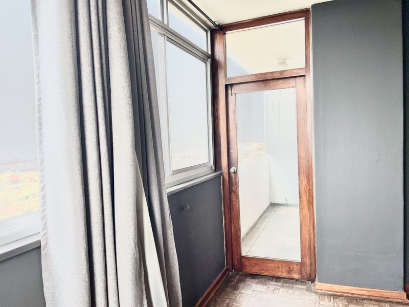 Morningside 1.5 Bedroom Flat, One Under-cover parking. Pool in complex - Photo 6