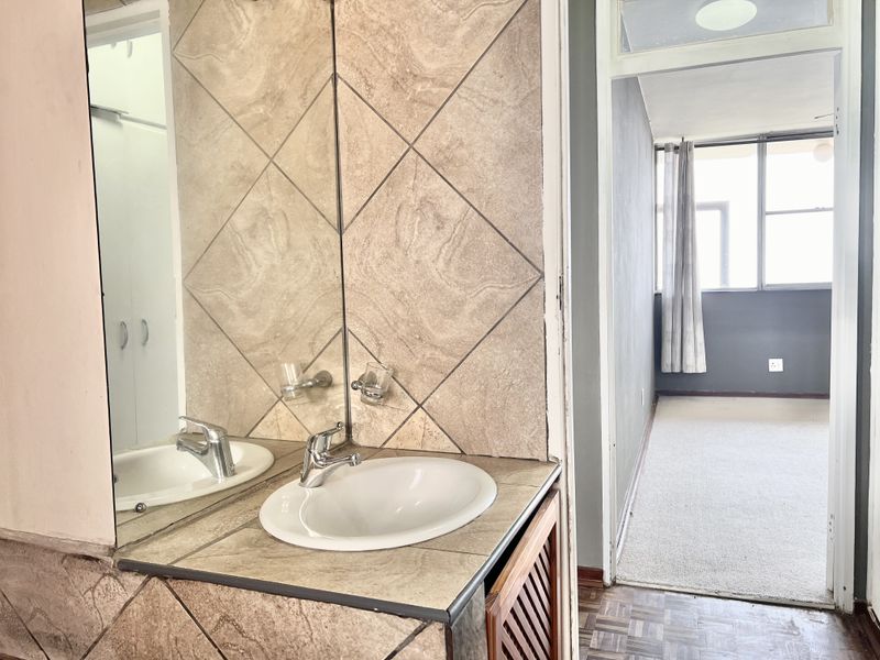 Morningside 1.5 Bedroom Flat, One Under-cover parking. Pool in complex - Photo 3