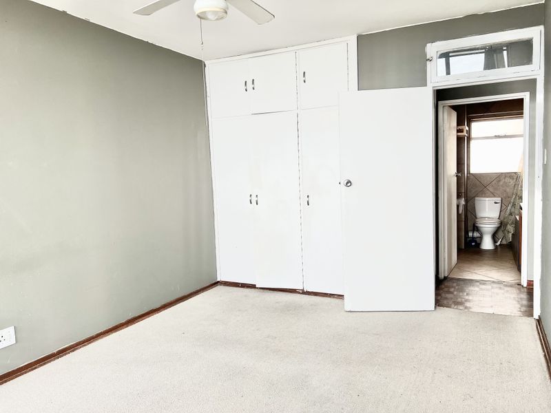 Morningside 1.5 Bedroom Flat, One Under-cover parking. Pool in complex - Photo 9