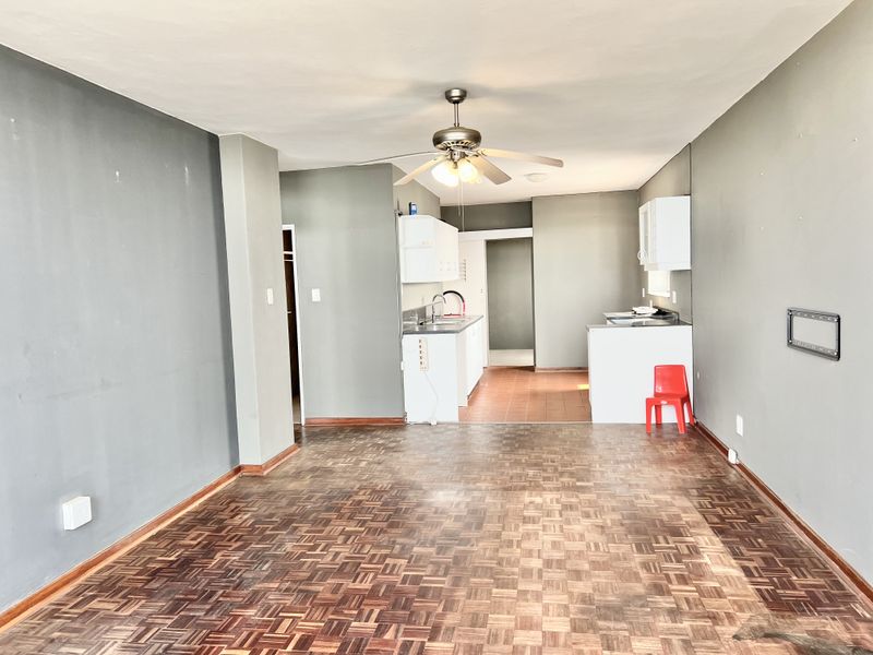 Morningside 1.5 Bedroom Flat, One Under-cover parking. Pool in complex - Photo 4