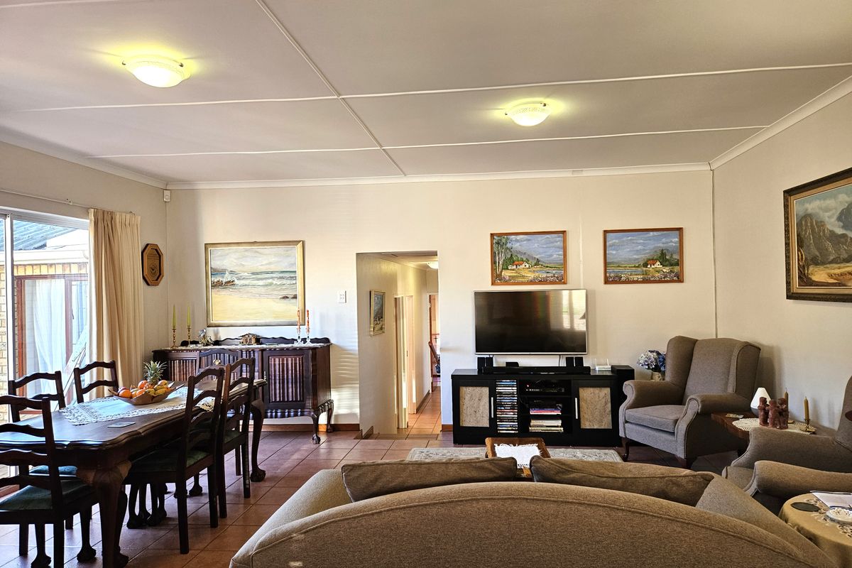 Charming and Tasteful Home in a Well-Maintained Complex in Jeffreys Bay Central - Photo 2