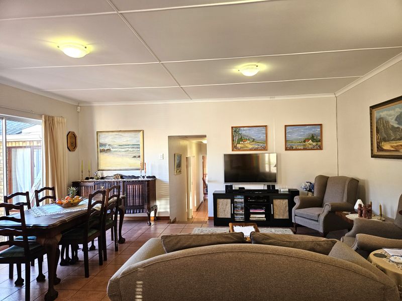 Charming and Tasteful Home in a Well-Maintained Complex in Jeffreys Bay Central - Photo 2