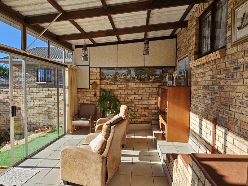 Charming and Tasteful Home in a Well-Maintained Complex in Jeffreys Bay Central - Photo 10