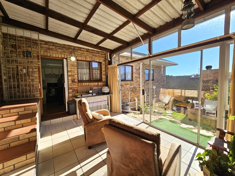 Charming and Tasteful Home in a Well-Maintained Complex in Jeffreys Bay Central - Photo 9