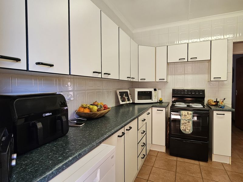 Charming and Tasteful Home in a Well-Maintained Complex in Jeffreys Bay Central - Photo 8