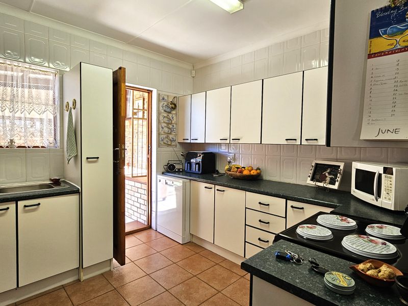 Charming and Tasteful Home in a Well-Maintained Complex in Jeffreys Bay Central - Photo 7