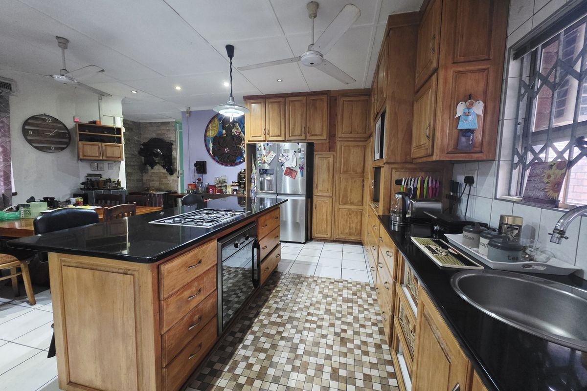 Stylish Family Home with Entertainment Appeal - Photo 4