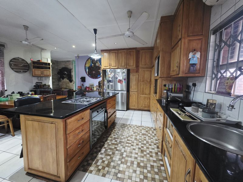 Stylish Family Home with Entertainment Appeal - Photo 4