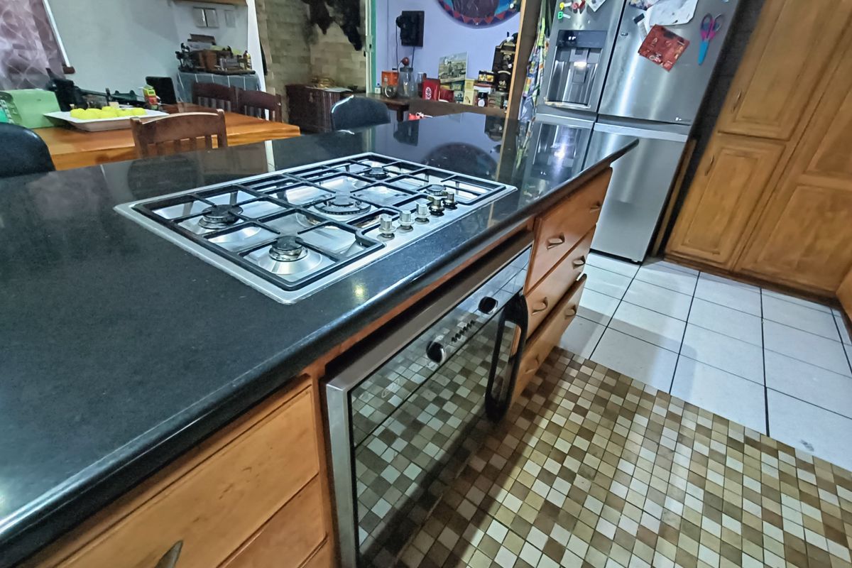 Stylish Family Home with Entertainment Appeal - Photo 5