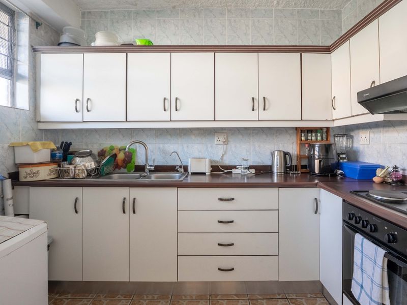 Neat 2 Bedroom Apartment with Sea Views in Central Amanzimtoti - Photo 7