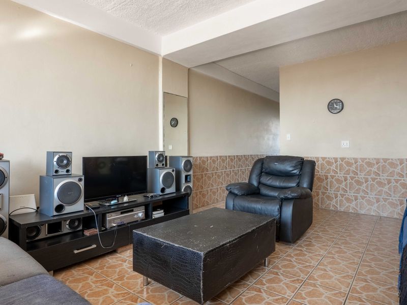 Neat 2 Bedroom Apartment with Sea Views in Central Amanzimtoti - Photo 5