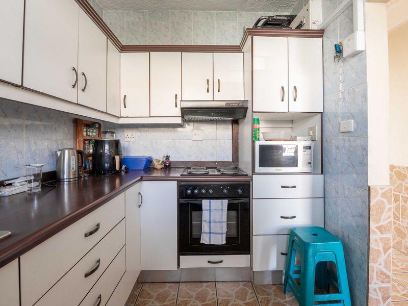 Neat 2 Bedroom Apartment with Sea Views in Central Amanzimtoti - Photo 6