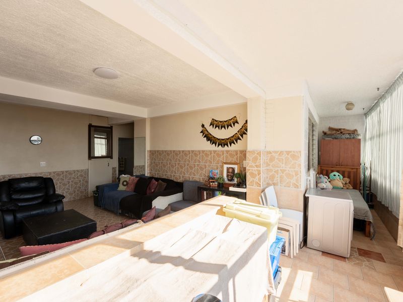 Neat 2 Bedroom Apartment with Sea Views in Central Amanzimtoti - Photo 8