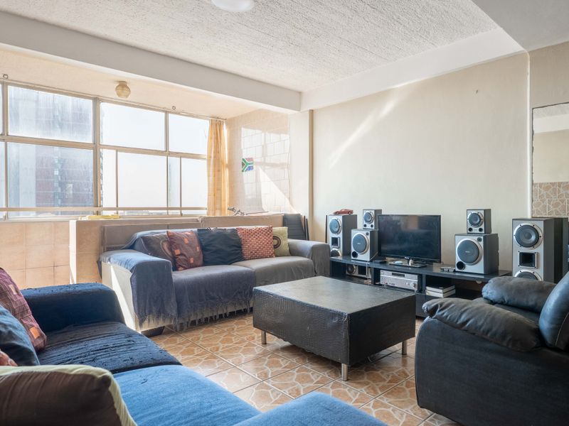 Neat 2 Bedroom Apartment with Sea Views in Central Amanzimtoti - Photo 3