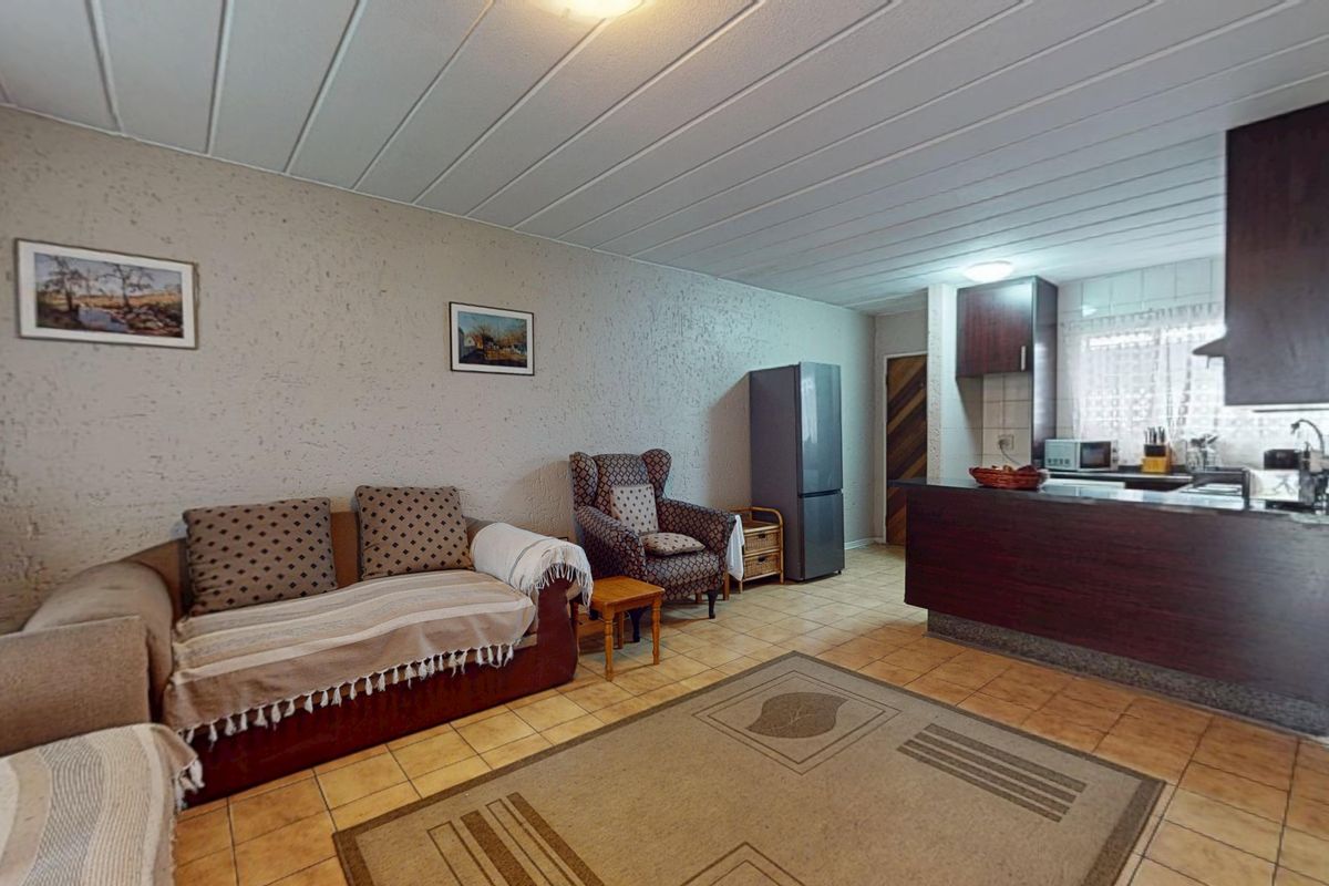 Pet friendly, 3 bedroom, ground floor with garden only R650 000 - Photo 5