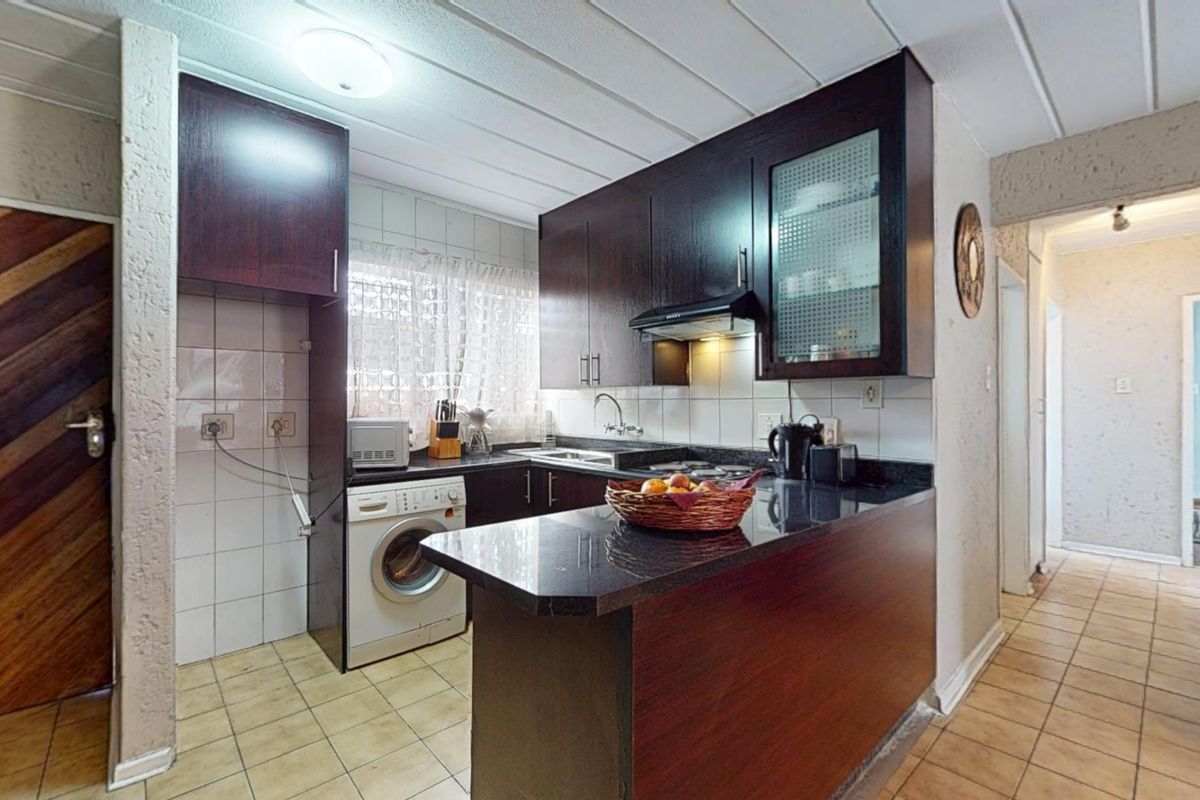 Pet friendly, 3 bedroom, ground floor with garden only R650 000 - Photo 4