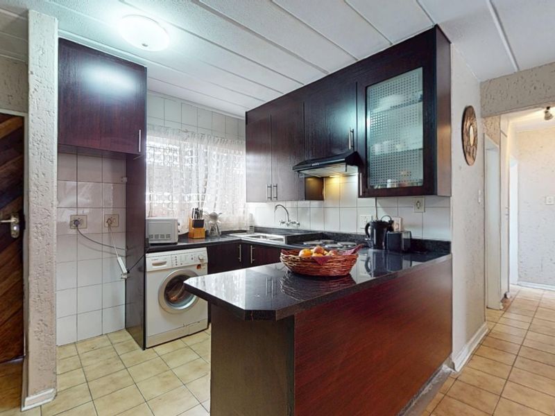 Pet friendly, 3 bedroom, ground floor with garden only R650 000 - Photo 4