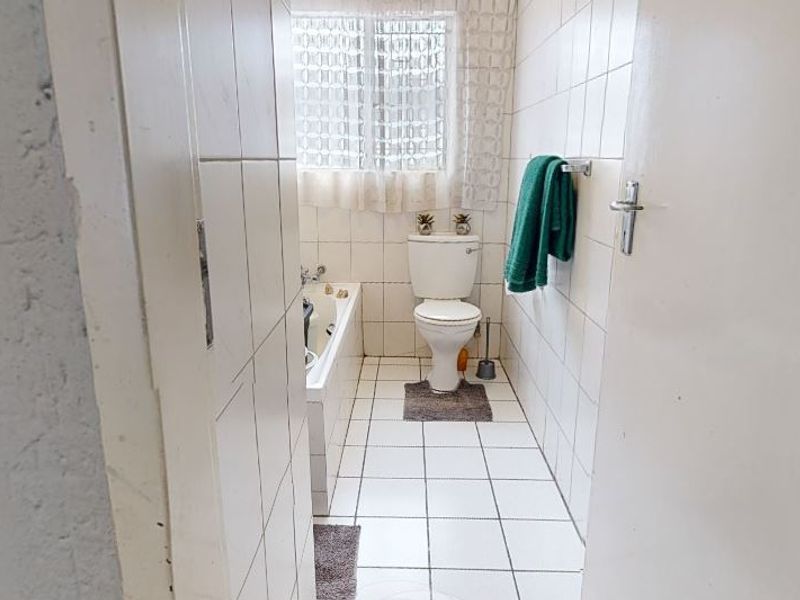 Pet friendly, 3 bedroom, ground floor with garden only R650 000 - Photo 9