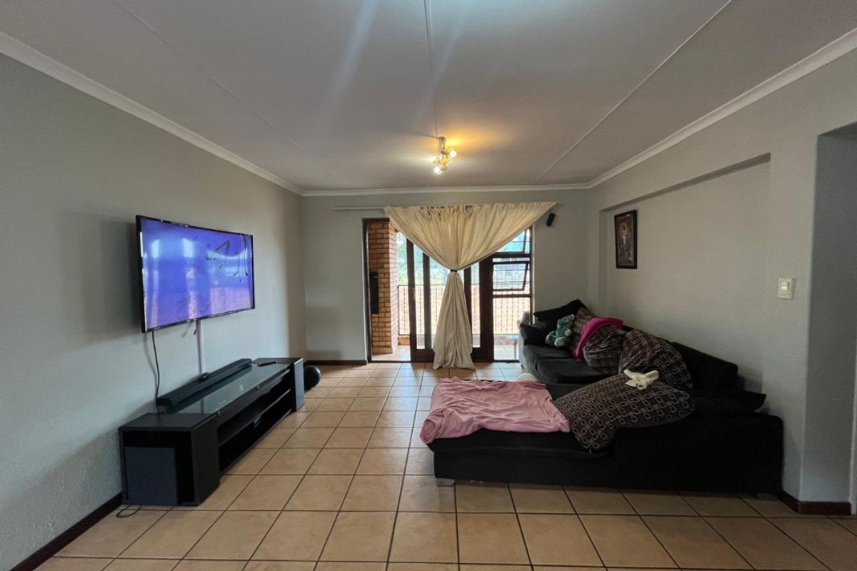 Spacious 2 bedroom simplex for sale in Bedfordview - Photo 5