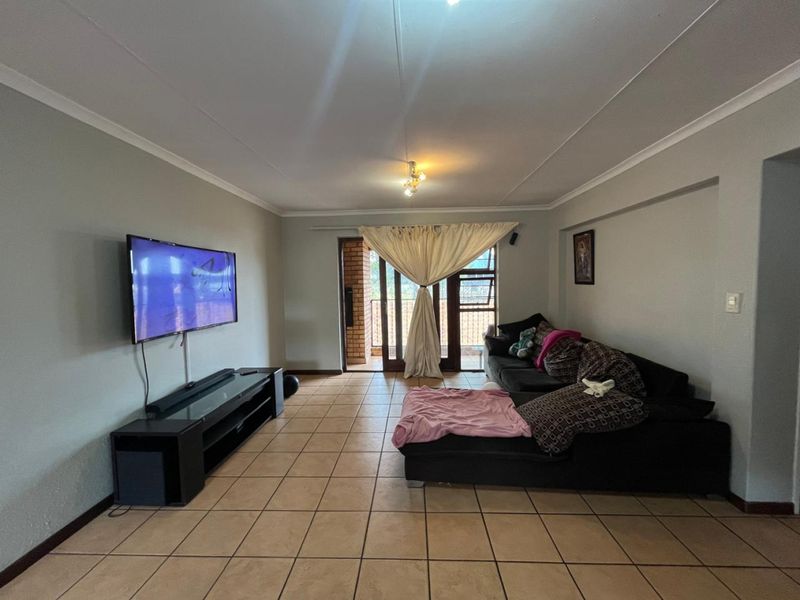 Spacious 2 bedroom simplex for sale in Bedfordview - Photo 5