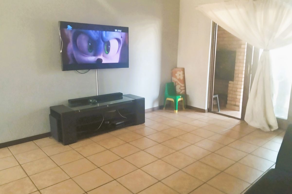 Spacious 2 bedroom simplex for sale in Bedfordview - Photo 4