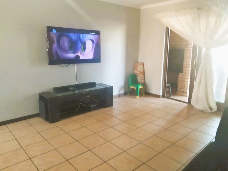 Spacious 2 bedroom simplex for sale in Bedfordview - Photo 4