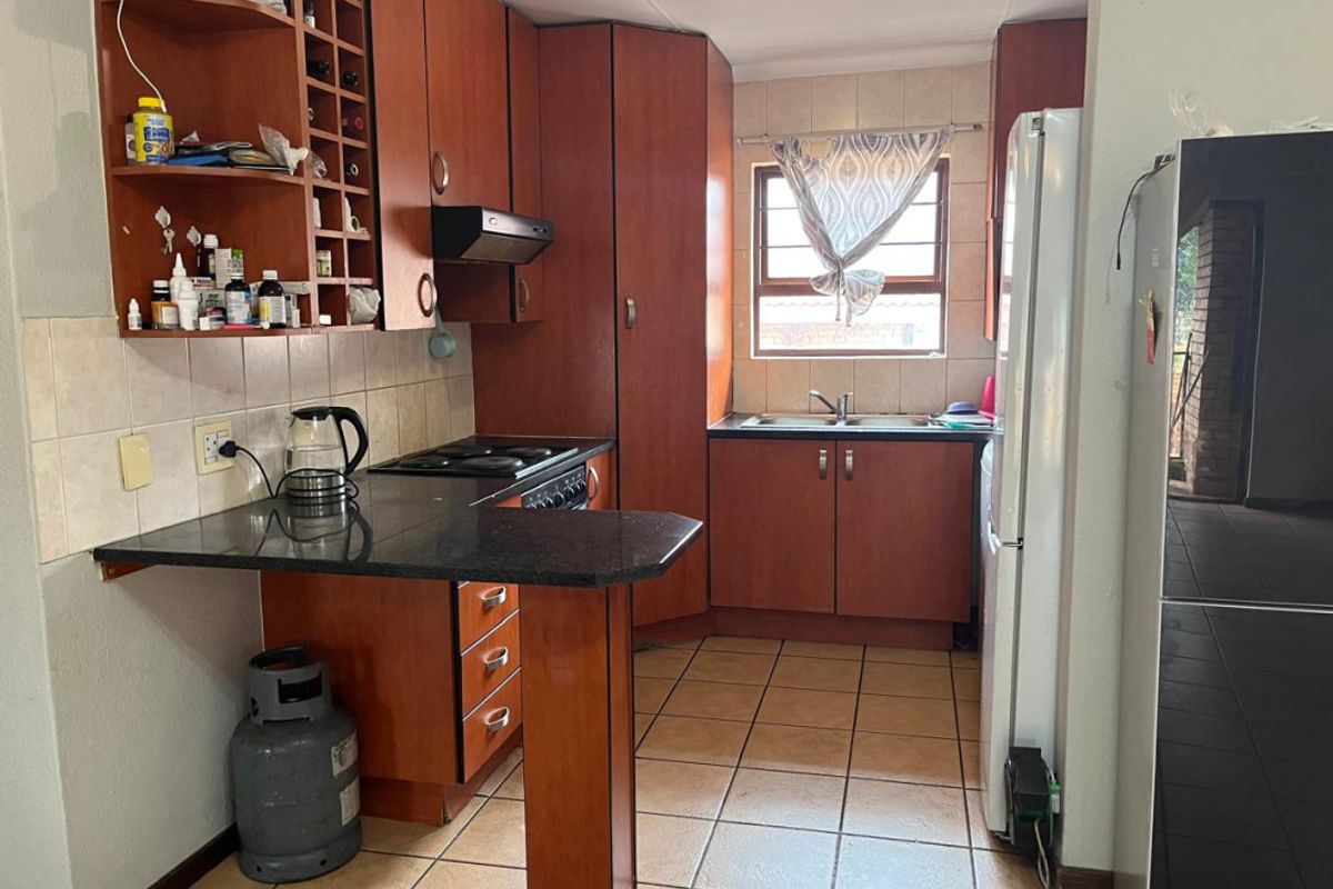 Spacious 2 bedroom simplex for sale in Bedfordview - Photo 2