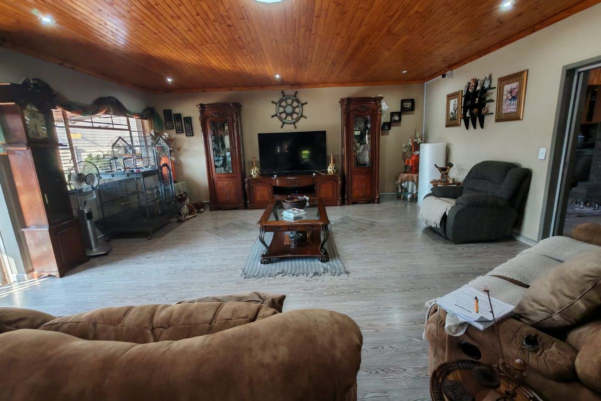 3 Bedroom Family home with flatlet for sale in Vaalpark!!! - Prime Location - Photo 5