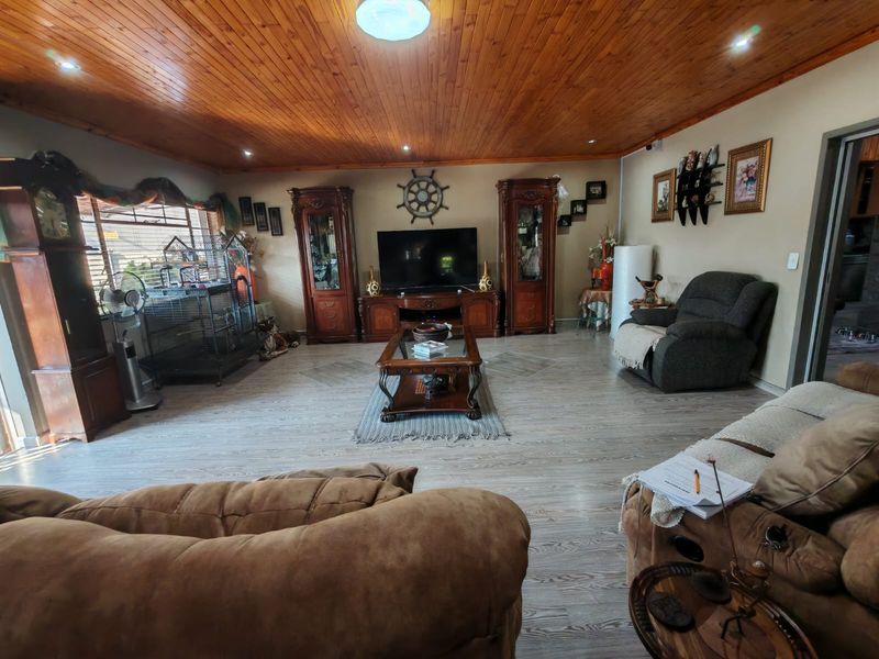 3 Bedroom Family home with flatlet for sale in Vaalpark!!! - Prime Location - Photo 5