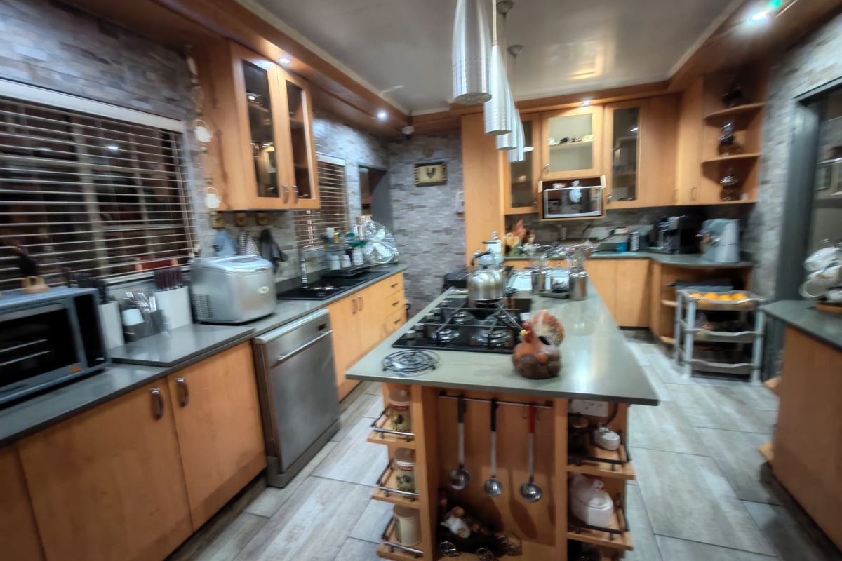 3 Bedroom Family home with flatlet for sale in Vaalpark!!! - Prime Location - Photo 4