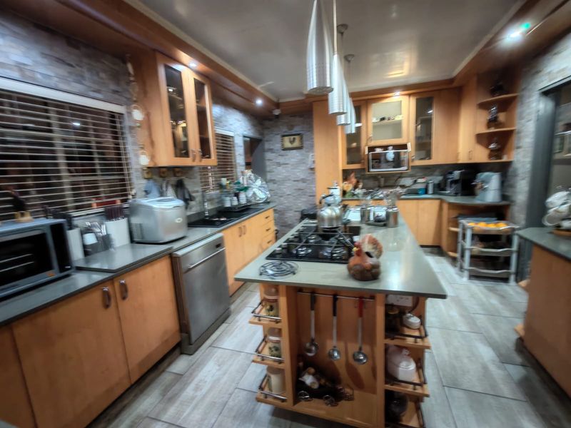 3 Bedroom Family home with flatlet for sale in Vaalpark!!! - Prime Location - Photo 4