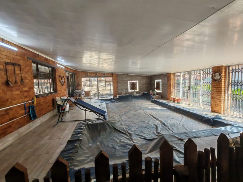 3 Bedroom Family home with flatlet for sale in Vaalpark!!! - Prime Location - Photo 9