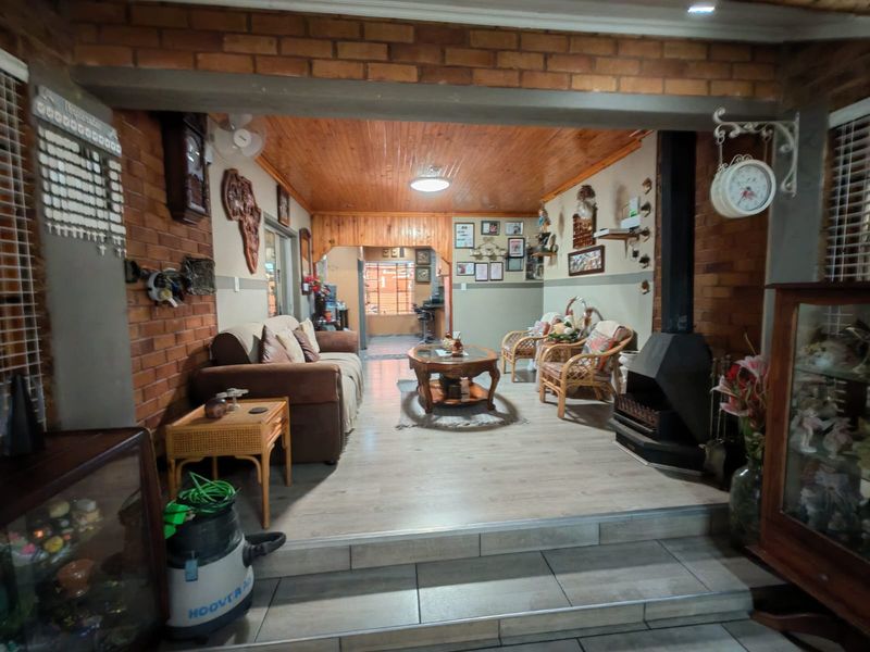 3 Bedroom Family home with flatlet for sale in Vaalpark!!! - Prime Location - Photo 7