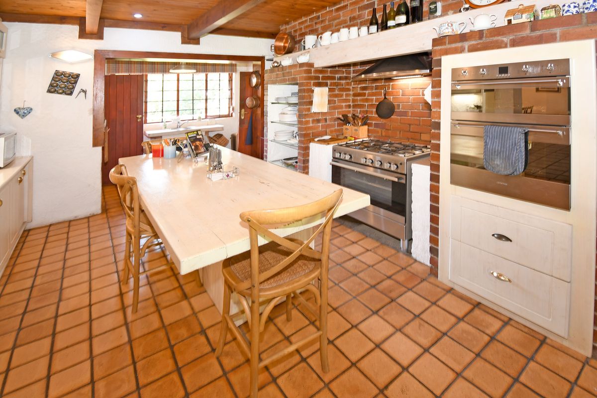 An elegant, immaculate home set on a large plot, in a garden full of trees - Photo 3