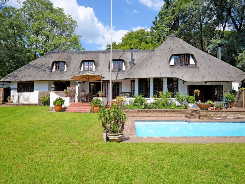 An elegant, immaculate home set on a large plot, in a garden full of trees - Photo 2