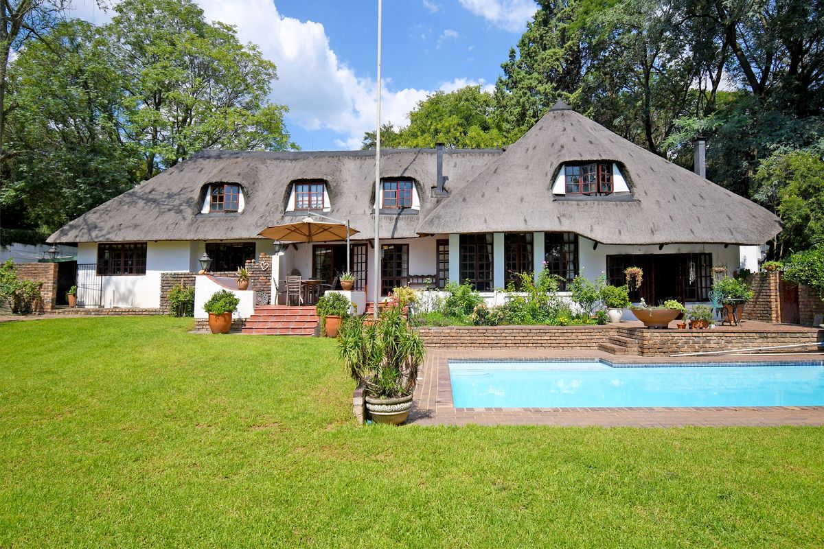 An elegant, immaculate home set on a large plot, in a garden full of trees - Photo 2