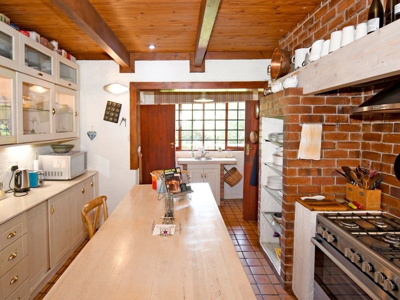 An elegant, immaculate home set on a large plot, in a garden full of trees - Photo 4