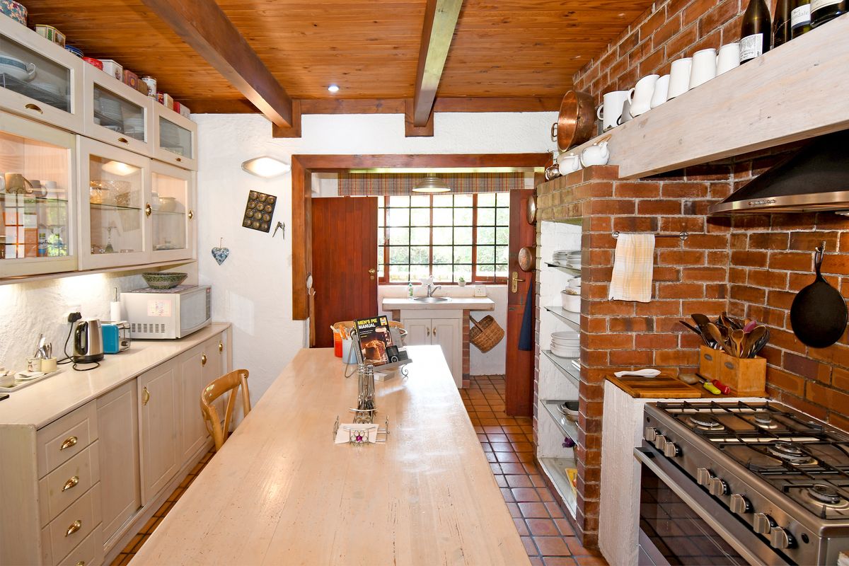 An elegant, immaculate home set on a large plot, in a garden full of trees - Photo 4