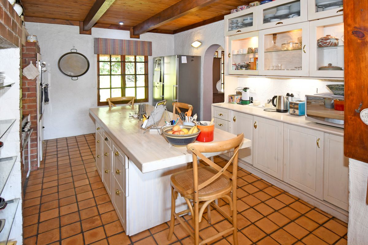 An elegant, immaculate home set on a large plot, in a garden full of trees - Photo 5
