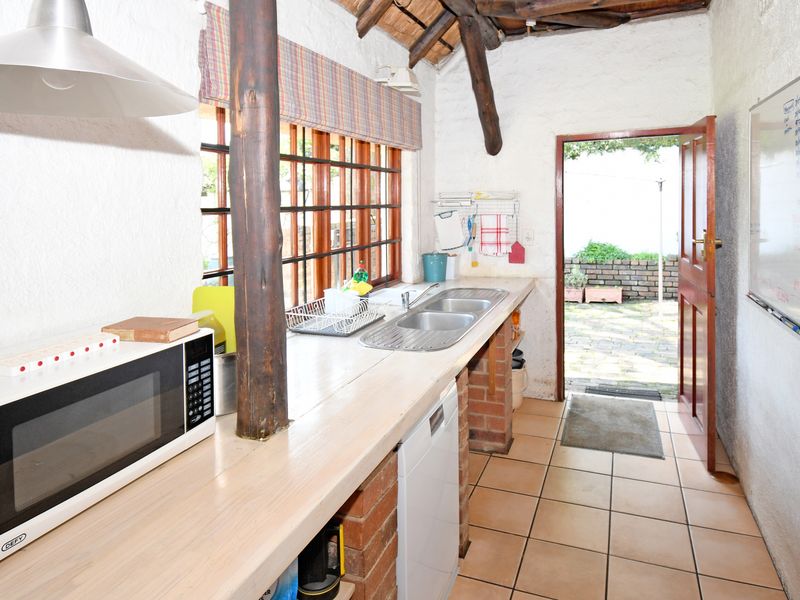 An elegant, immaculate home set on a large plot, in a garden full of trees - Photo 8