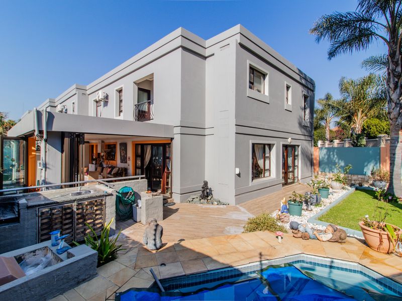 Upmarket Cluster! 24 Hour Security! - Photo 2