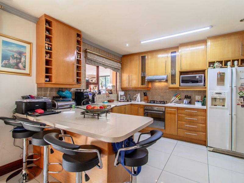 Upmarket Cluster! 24 Hour Security! - Photo 10