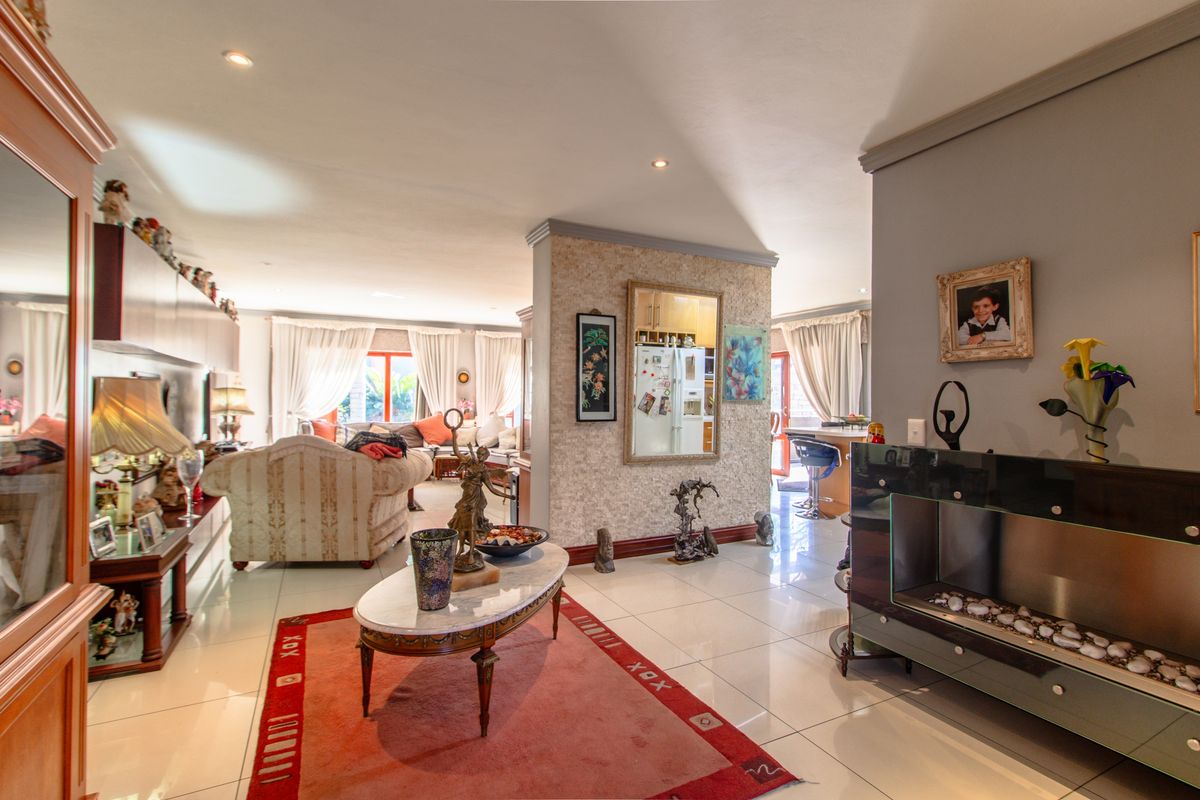 Upmarket Cluster! 24 Hour Security! - Photo 5