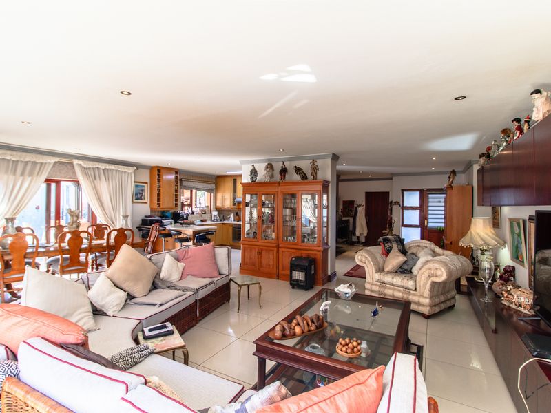 Upmarket Cluster! 24 Hour Security! - Photo 7