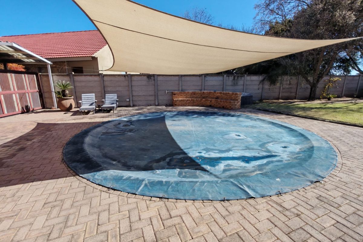 4 Bedroom House for Sale in Vaalpark - Photo 4